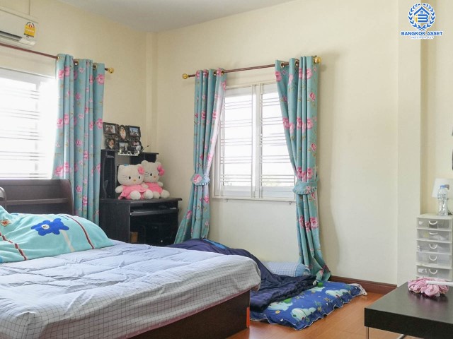 *****บ้านแฝดมือสองย่านสมุทรปราการ ม.สยามนิเวศน์1 ประชาอุทิศ เนื้อที่กว้างขวางมากถึง 92 ตร.ว. ฟังก์ชัน 4 ห้องนอน 3 ห้องน้ำ ที่จอดรถ 2 คัน บ้านสไตล์โมเดิร์น ภายใต้บรรยากาศเงียบสงบ โครงการตั้งบนทำเลแห่งการเดินทาง ใกล้รถไฟฟ้าสายสีม่วงใต้(สายอนาคต) "สถานีครุใน" และจุดขึ้นทางด่วน "กาญจนาภาเษกฯ"